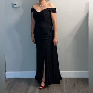 Ladivine Elegant Black Evening Gown